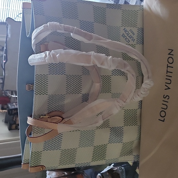 Designer bag gorgeous large tote and shoulder dust cover ✨️ ♥️sold out last one - Picture 3 of 7